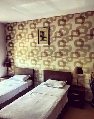 Отель Hotel Rivoli Бухарест Двухместный номер с 2 отдельными кроватями и собственной ванной комнатой-5
