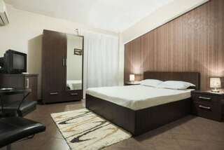 Отель Hotel Rivoli Бухарест Двухместный номер с 1 кроватью и собственной ванной комнатой-7